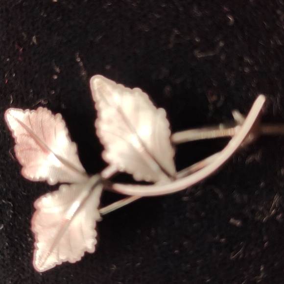 Delicate leaf pin sterling silver - Picture 2 of 3